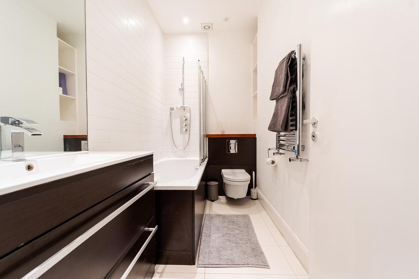Spacious Apartment With A Balcony In Prime Location In Farringdon لندن المظهر الخارجي الصورة