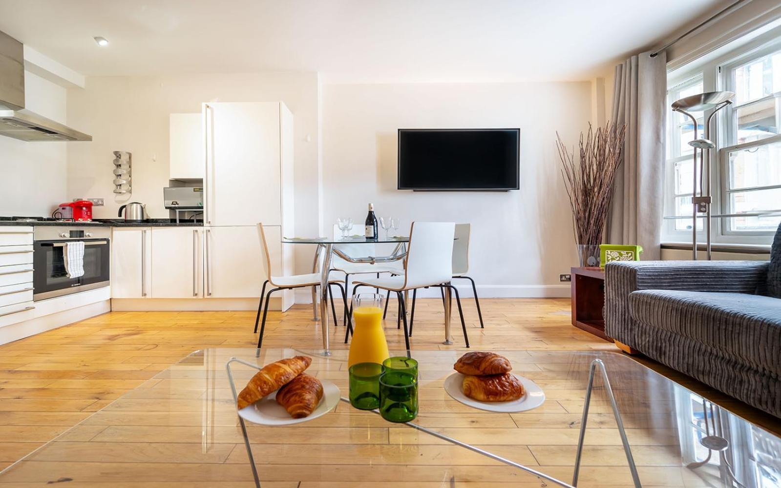 Spacious Apartment With A Balcony In Prime Location In Farringdon لندن المظهر الخارجي الصورة