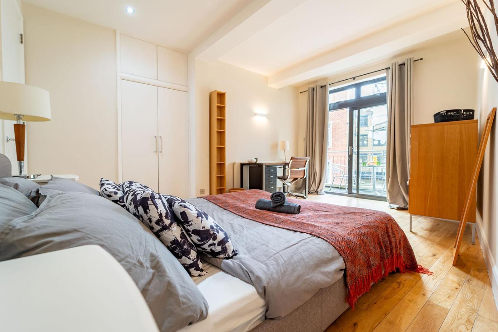 Spacious Apartment With A Balcony In Prime Location In Farringdon لندن المظهر الخارجي الصورة