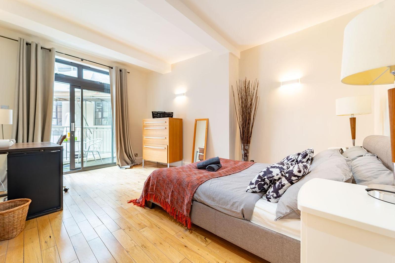 Spacious Apartment With A Balcony In Prime Location In Farringdon لندن المظهر الخارجي الصورة