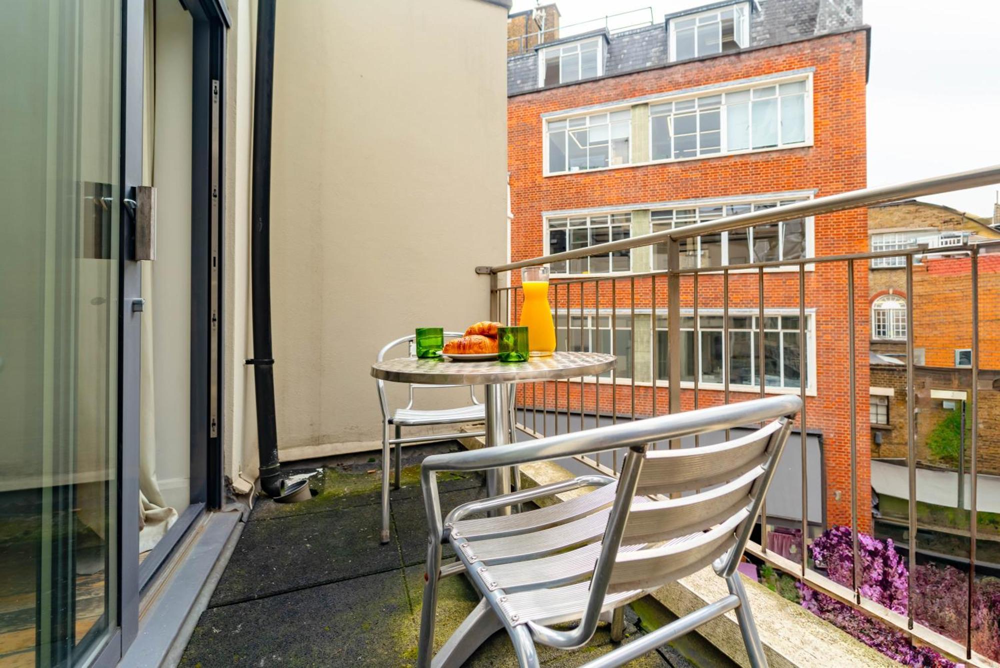 Spacious Apartment With A Balcony In Prime Location In Farringdon لندن المظهر الخارجي الصورة